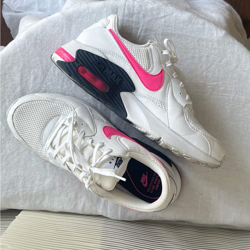 Size 9 Nike Air Max Excee - Authentic!